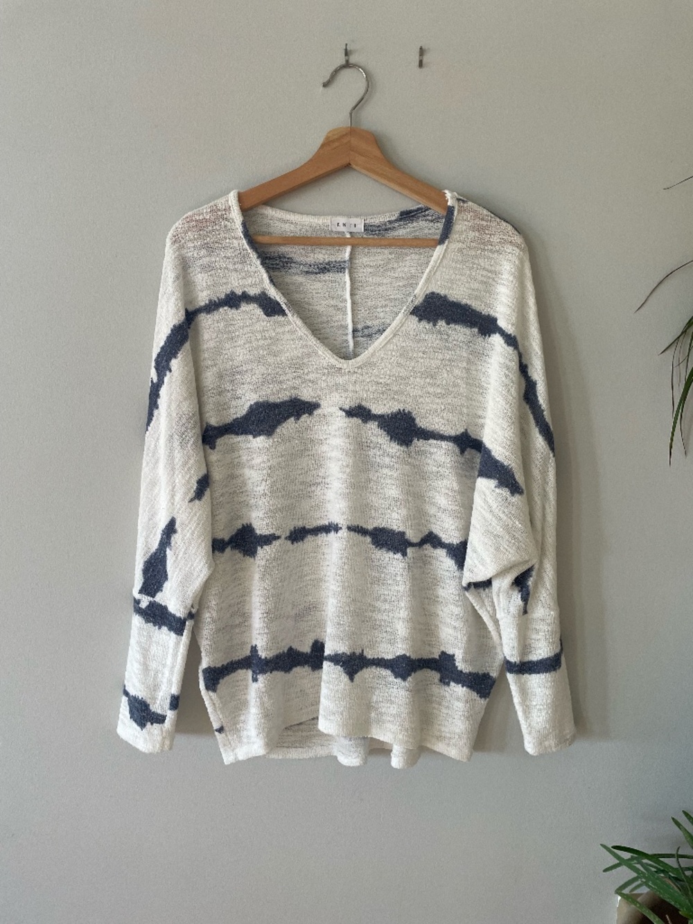 Enti Tie Dye Long Sleeve V-Neck Top White Blue Boho Casual Shirt Size M/L